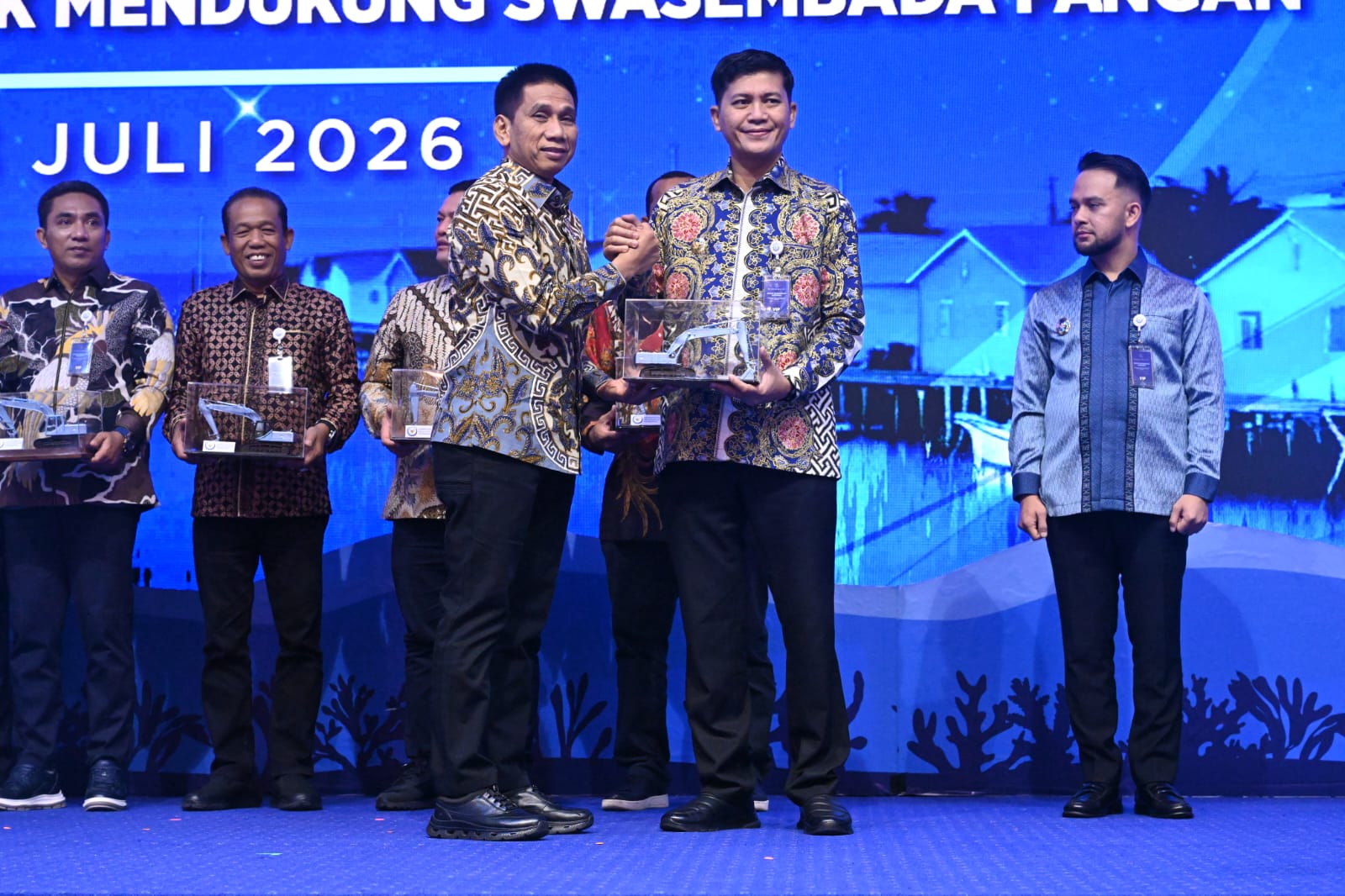 Bupati Aceh Selatan terima satu unit excavator dari Kementerian Kelautan dan Perikanan