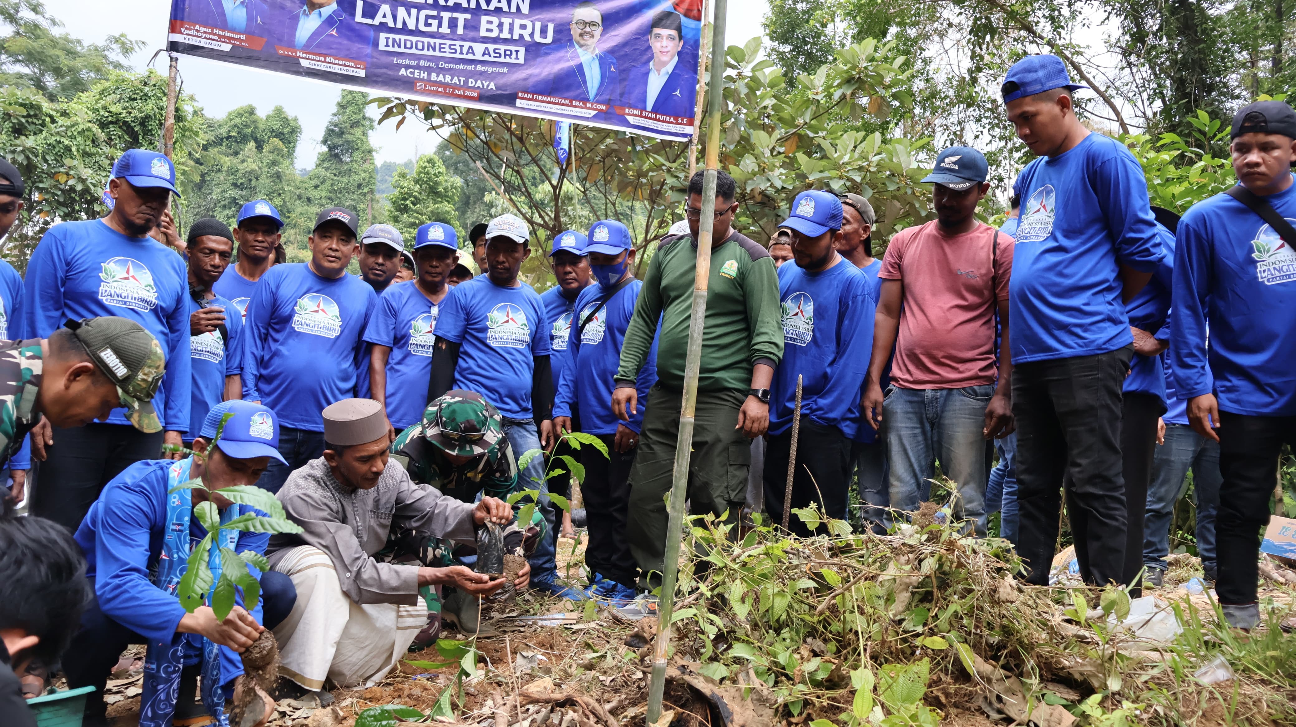 Demokrat Bersama Warga Buka Jalan Perkebunan dan Tanam Pohon di Aceh Barat Daya