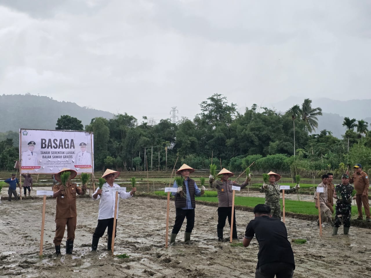 Tanam Serentak Program BASAGA, Bupati Aceh Selatan Dorong Percepatan Masa Tanam dan Swasembada Pangan