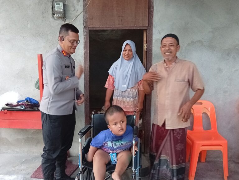 Kapolres Aceh Selatan Beri Kursi Roda untuk Ikram, Wujud Kepedulian di HUT ke-81 RI
